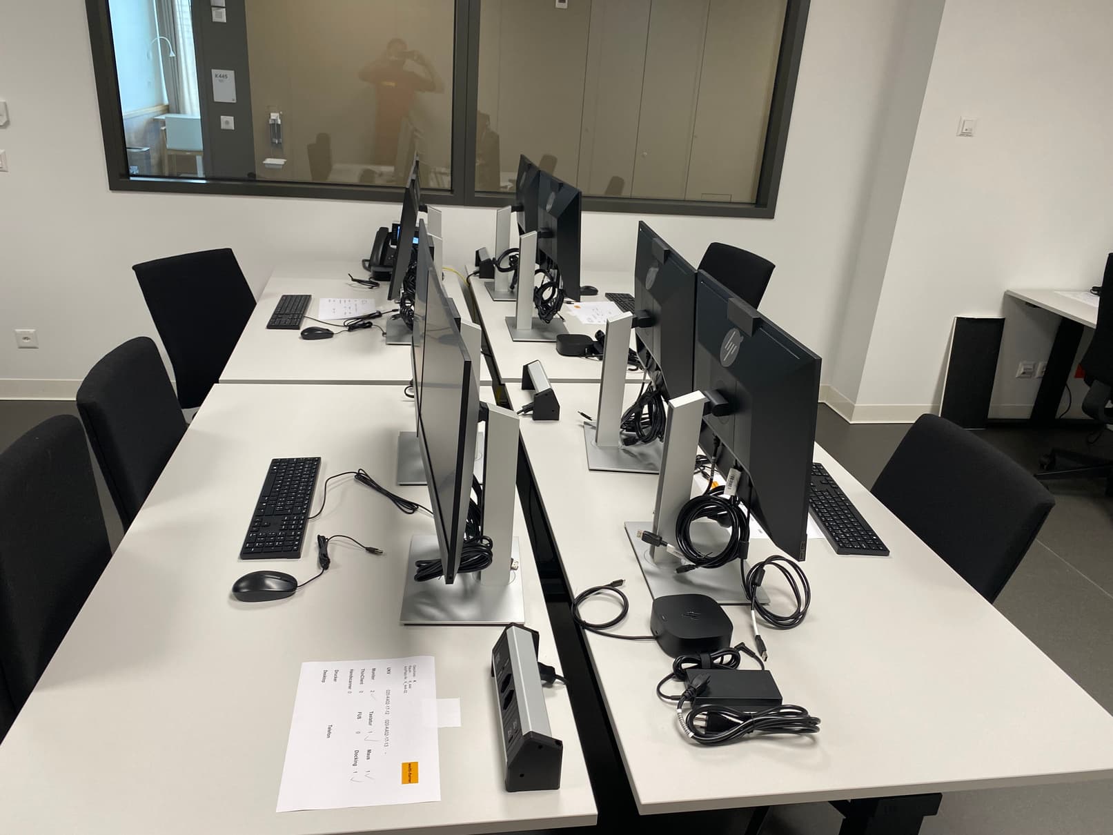 Montage von Arbeitsplatzsystemen